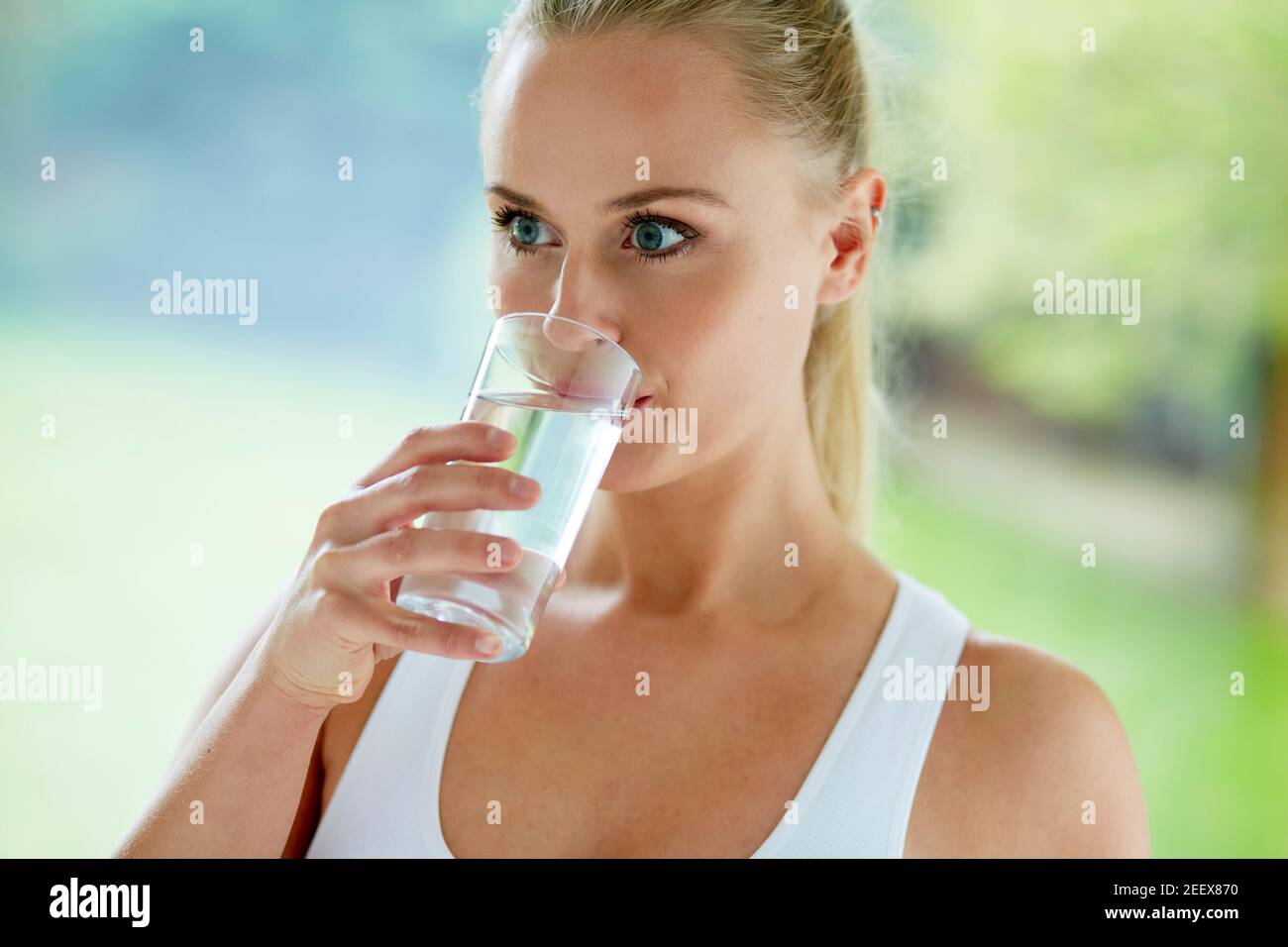 Donna di bere un bicchiere di acqua Foto Stock