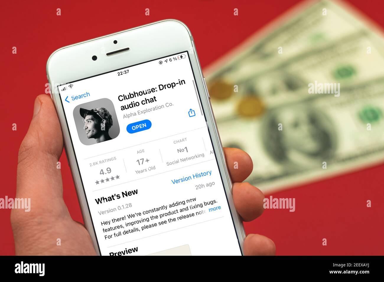 Kharkov, Ucraina - 16 febbraio 2021: Popolare applicazione di social networking Clubhouse Drop in Audio chat su Apple iPhone schermo, app logo, smartphone Foto Stock