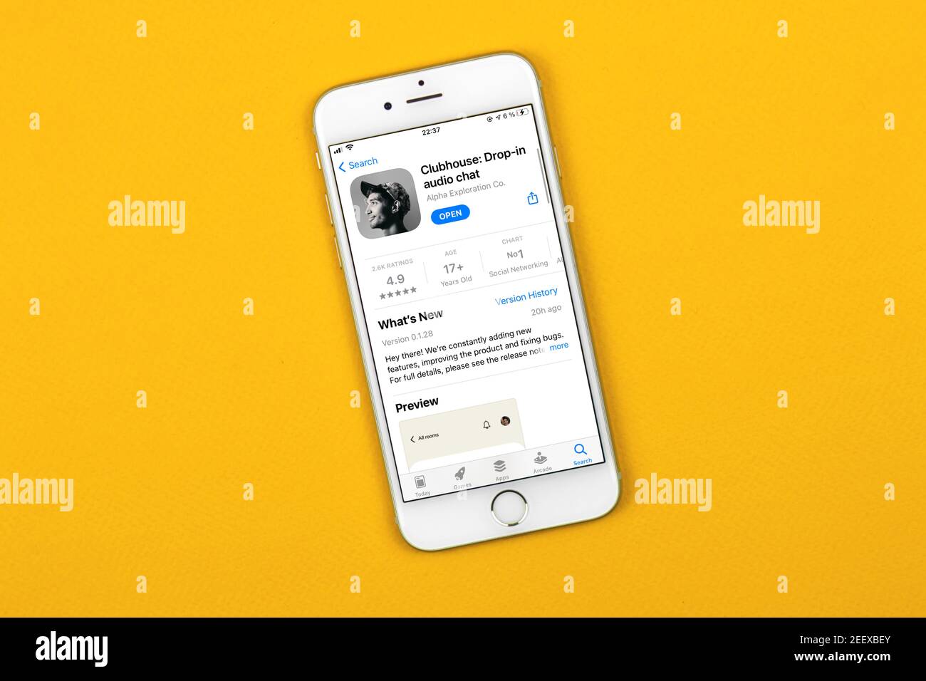 Kharkov, Ucraina - 16 febbraio 2021: Clubhouse Drop in Audio applicazione visualizzata sullo schermo Apple iPhone smartphone, app store, nuovo e popolare soci Foto Stock