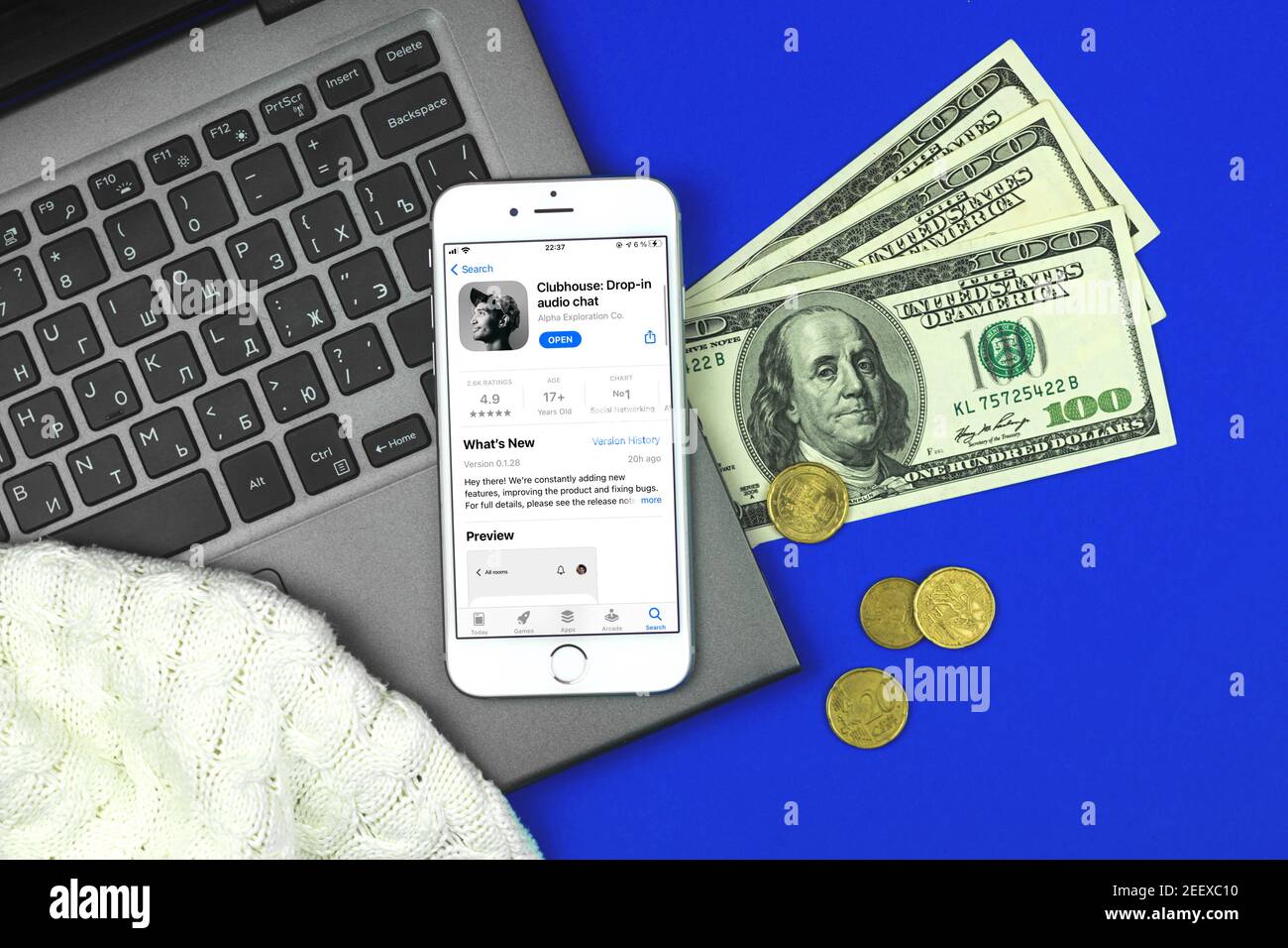 Kharkov, Ucraina - 16 febbraio 2021: App Clubhouse Drop in Audio chat su Apple iPhone schermo, nuova popolare applicazione di social networking, piatto cre Foto Stock