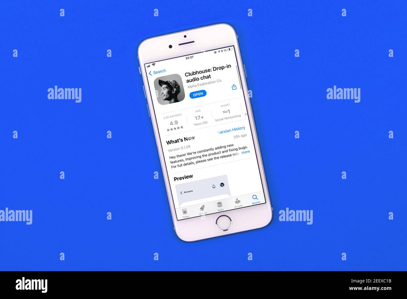 Kharkov, Ucraina - 16 febbraio 2021: Clubhouse Drop in Audio applicazione visualizzata sullo schermo Apple iPhone smartphone, app store, nuovo e popolare soci Foto Stock