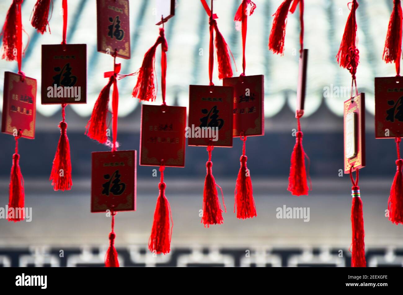 Closeup di carte cinesi rosse che appendono nel tempio, Tongli, Cina Foto Stock