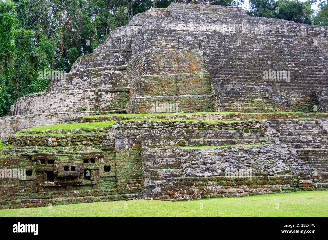 Tempio della maschera Jaguar alle rovine Maya di Lamanai, nel quartiere Orange Walk di Belize Foto Stock