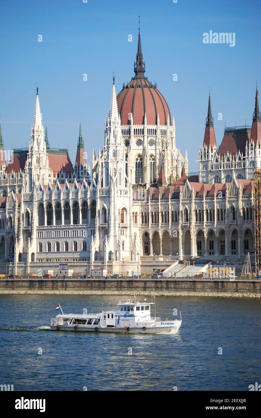 Vista del Parlamento e Danubio da Embankment, il quartiere del Castello di Buda, Budapest, Repubblica di Ungheria Foto Stock