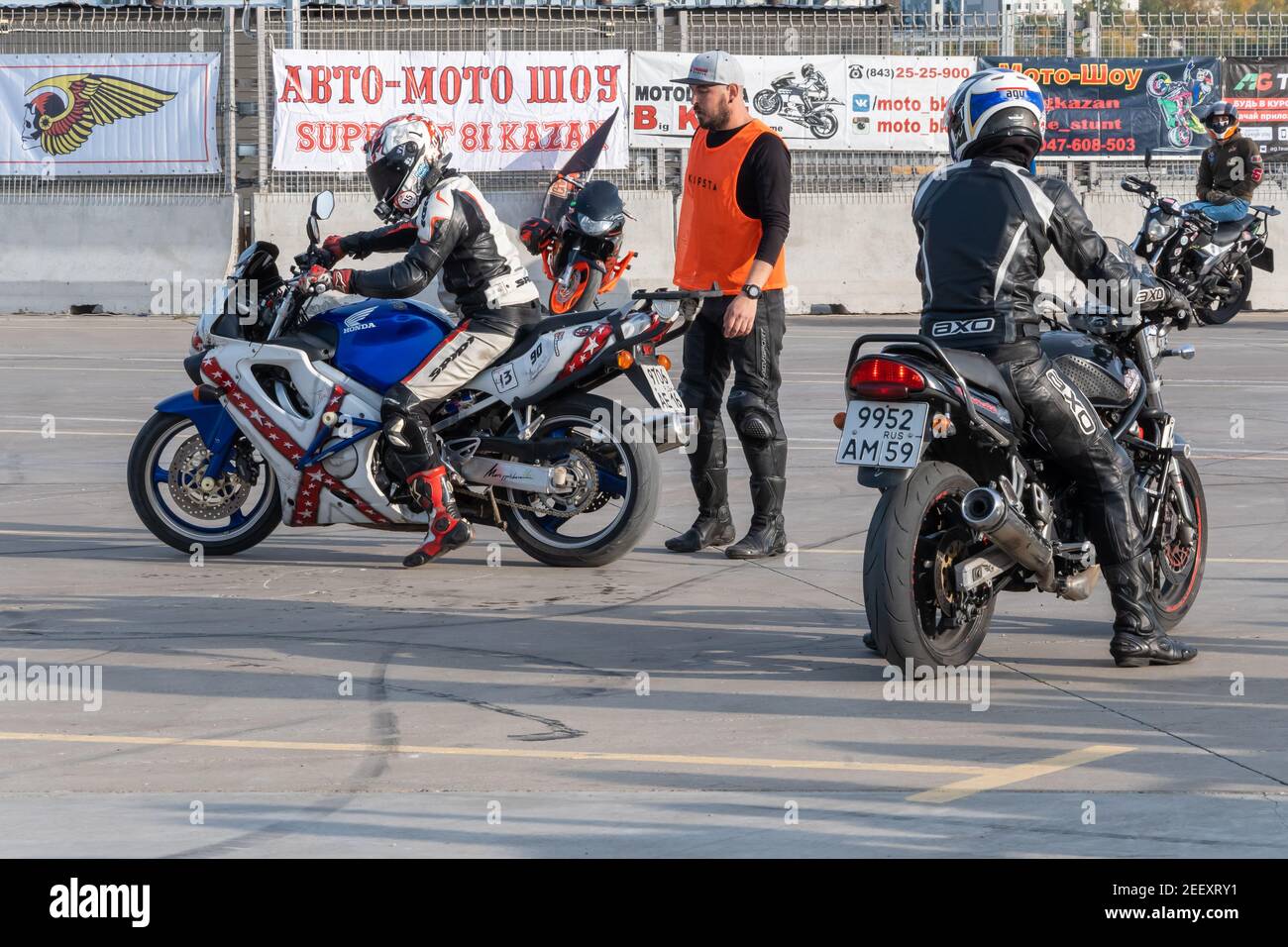 Kazan, Russia-26 settembre 2020: Moto gymkhana, coppia corse, biker caduta da Honda moto in pista Foto Stock