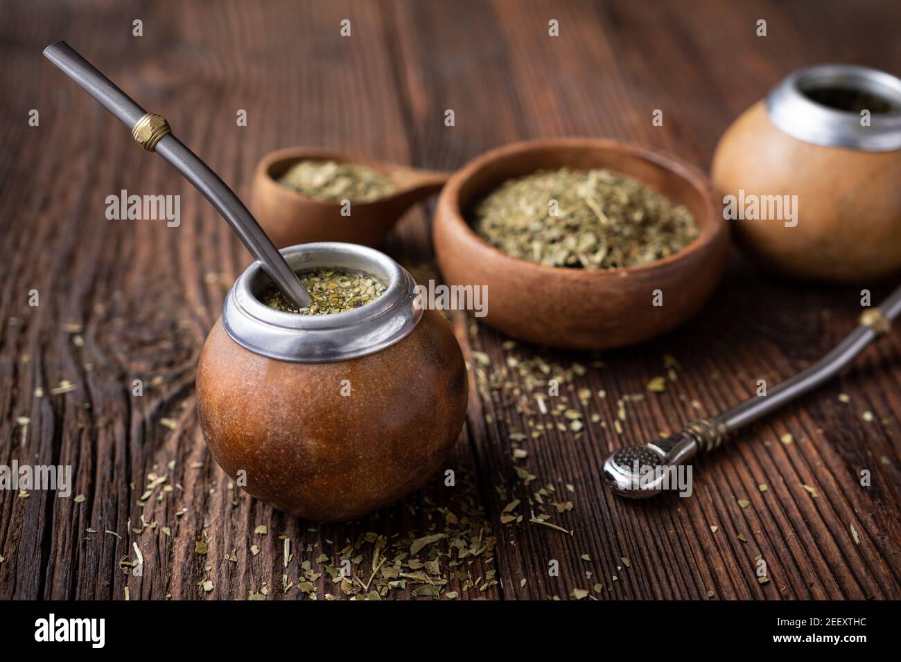 Bevanda infusa sana, classico tè Yerba Mate in una zucca con mobilla su sfondo di legno Foto Stock
