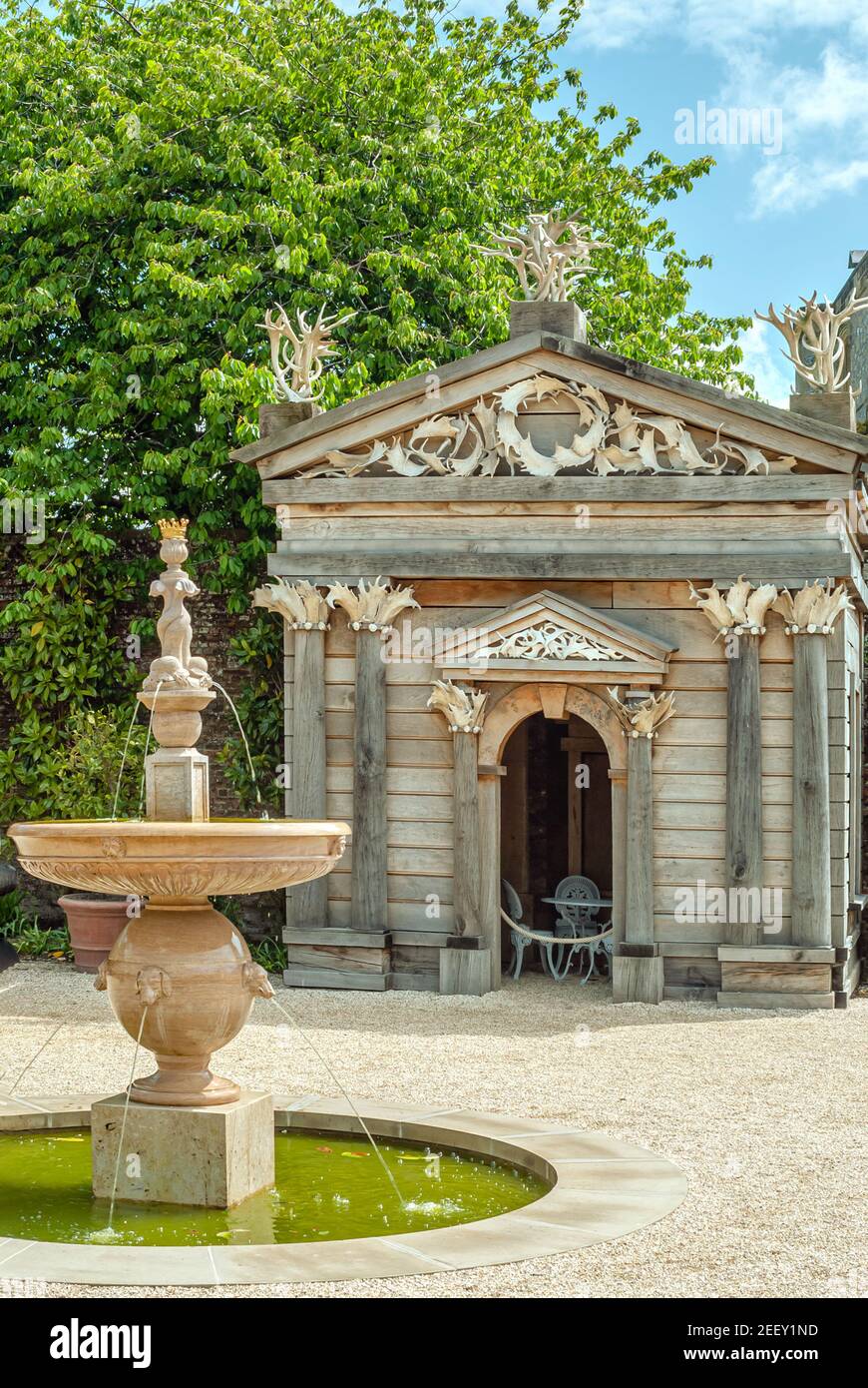 Parco tempio e fontana al Collector Earl's Garden al castello di Arundel, West Sussex, Inghilterra, Regno Unito Foto Stock