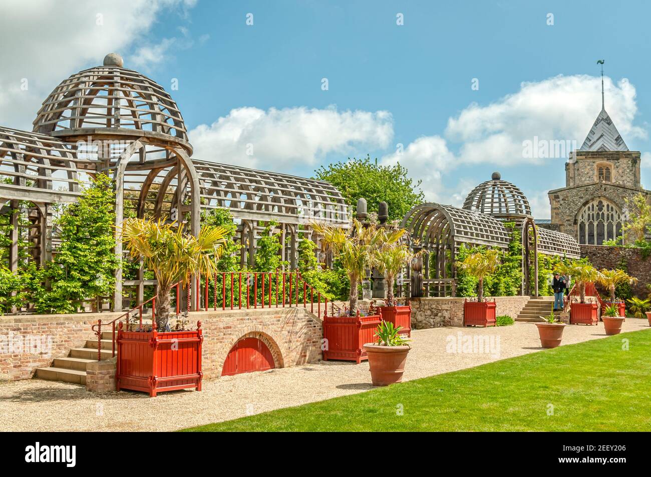 Pergola al Collector Earls Garden di Arundel Castle, West Sussex, Inghilterra, Regno Unito Foto Stock