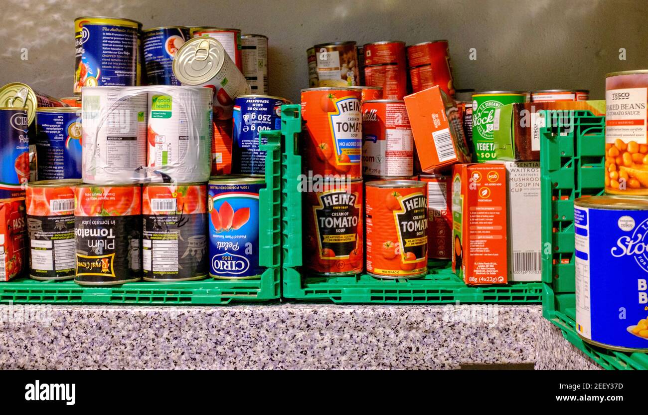 Cibo in scatola, tra cui la zuppa di pomodoro Heinz, donato a una Trust Foodbank Trussell. Donazioni di cibo per le persone che vivono in povertà alimentare. Londra, Regno Unito. Foto Stock