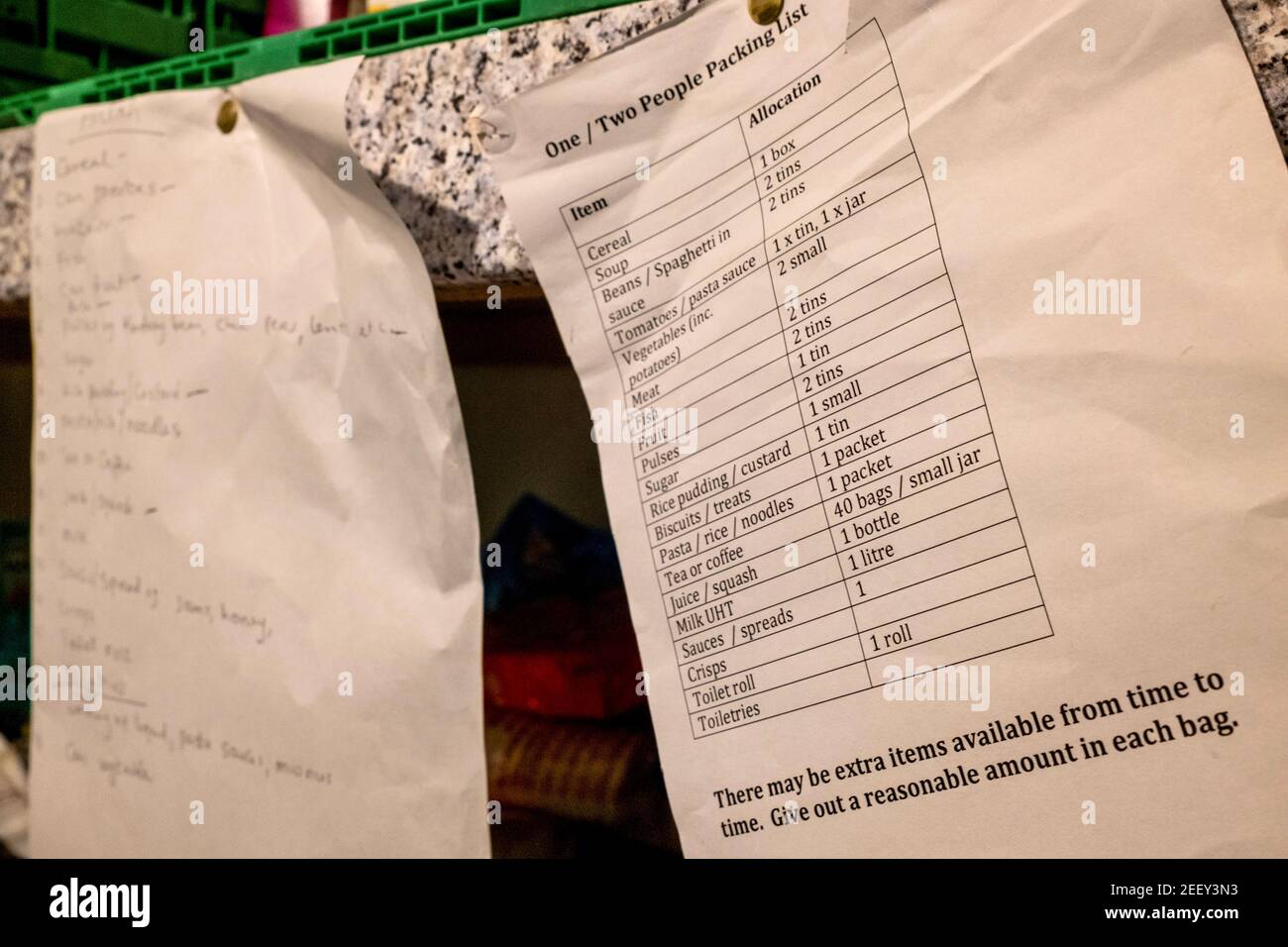 Una lista di imballaggio di una o due persone per le forniture di emergenza Di cibo fornito ai clienti che sperimentano la povertà in un Trussell Fidatevi della foodbank a Londra, Regno Unito Foto Stock