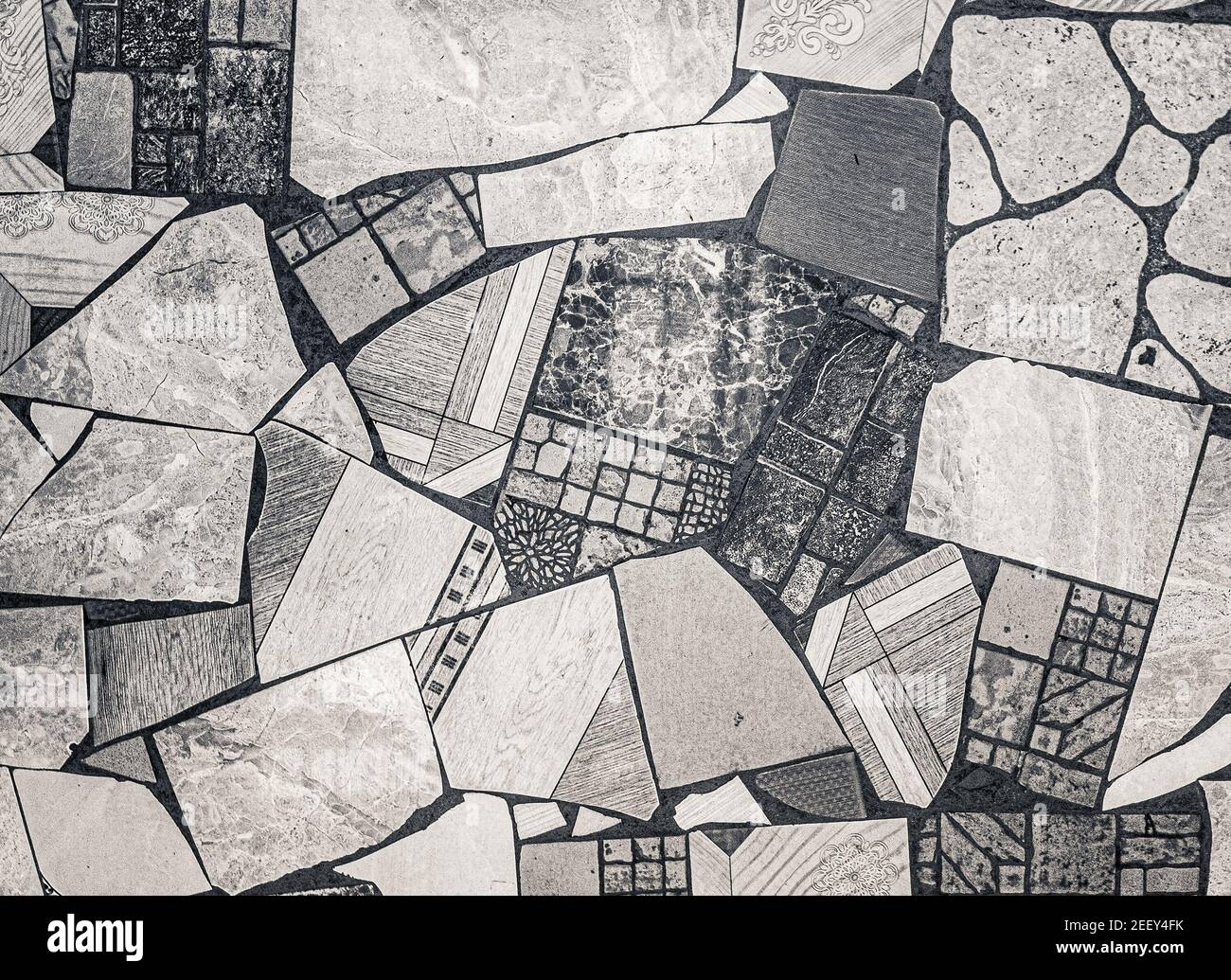 Picasso astrazioni stile, sfondo grunge con le piastrelle selvagge caotiche mosaico in ceramica spezzata Foto Stock