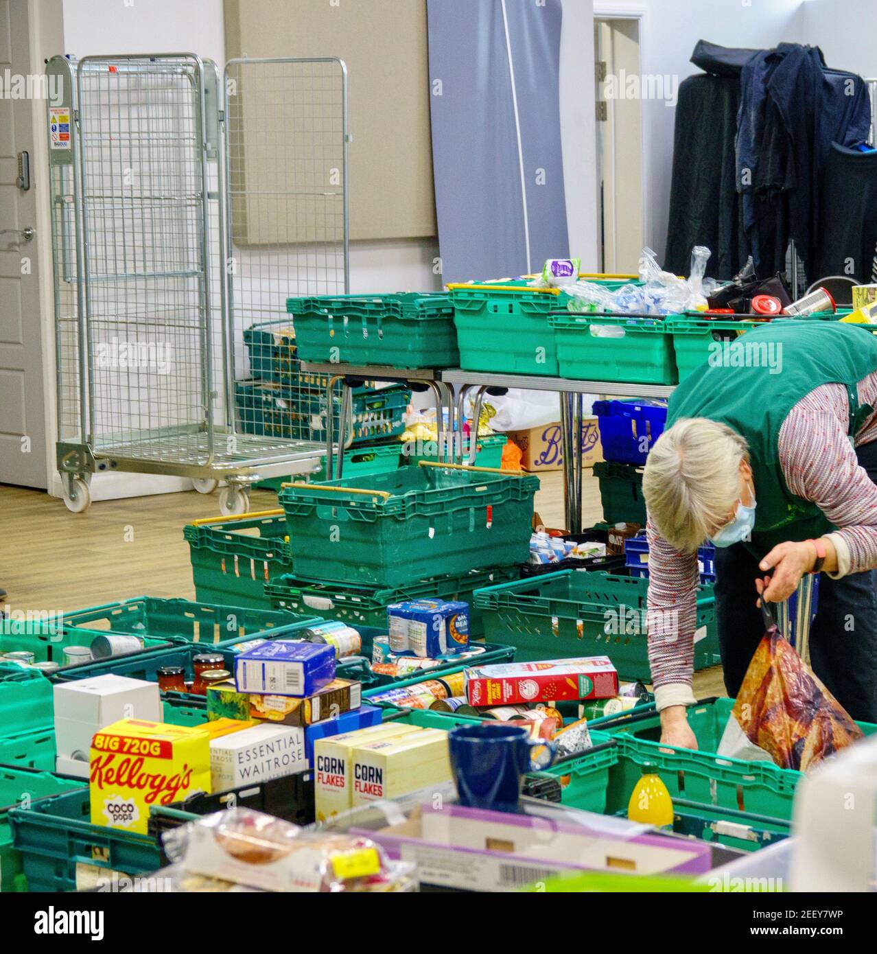 Volontariato presso una foodbank Trussell Trust di Londra raccoglie e organizza donazioni di cibo da dare a persone locali che vivono in povertà alimentare. REGNO UNITO Foto Stock