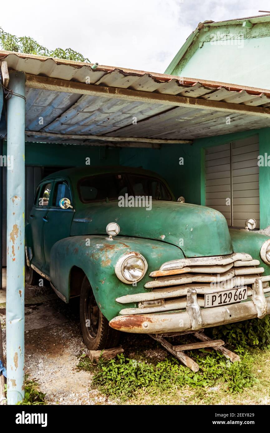 Vecchia chevrolet verde 1948 fleetline in un garage rustico aperto A Cuba Foto Stock