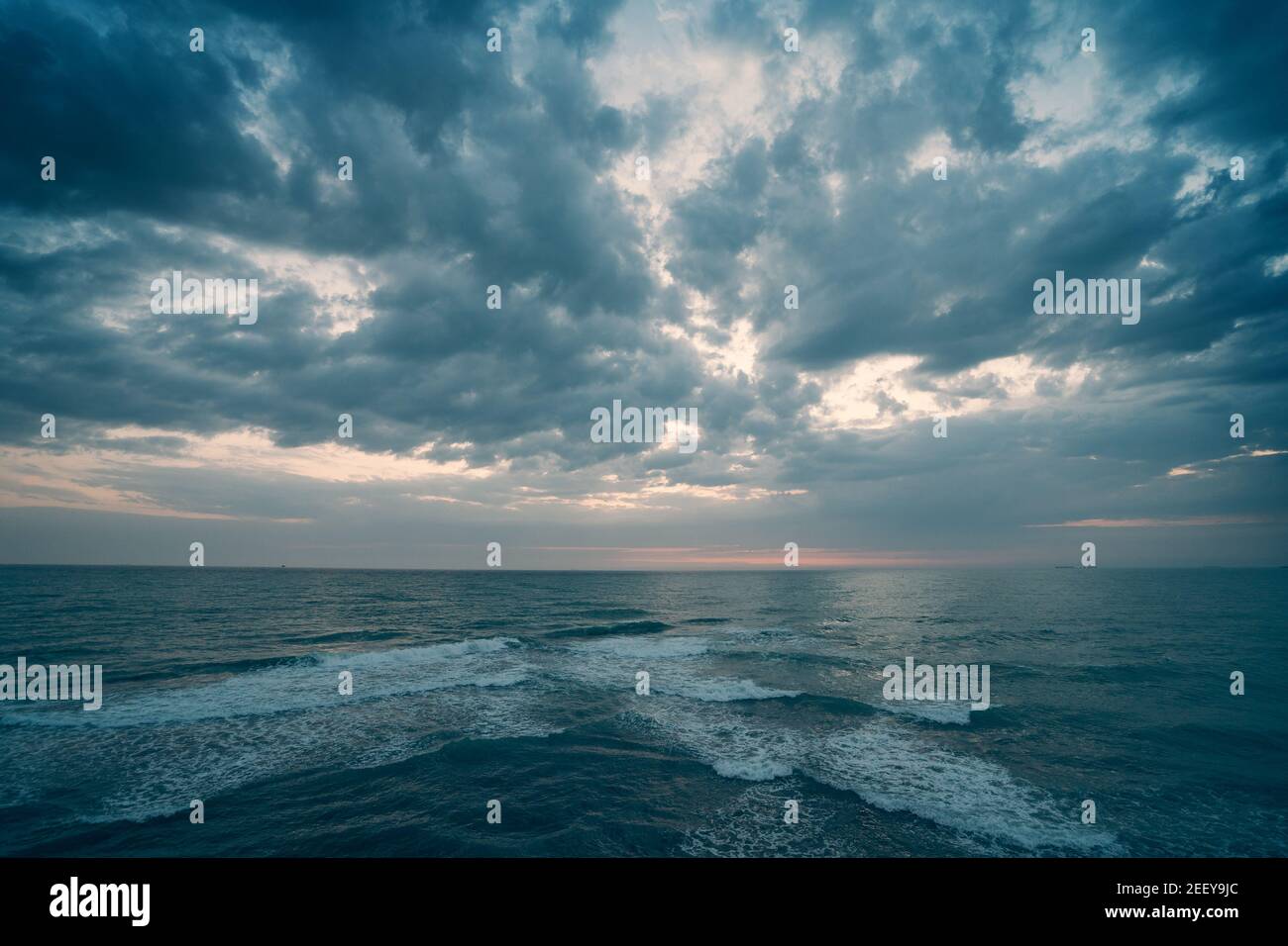 Oceano spettacolare Seascape Panorama in nuvoloso giorno, vista mare senza fine fino all'orizzonte. Foto Stock