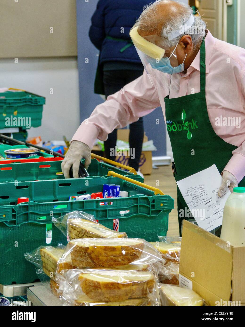 Volontariato presso una foodbank Trussell Trust di Londra raccoglie e organizza donazioni di cibo da dare a persone locali che vivono in povertà alimentare. REGNO UNITO Foto Stock