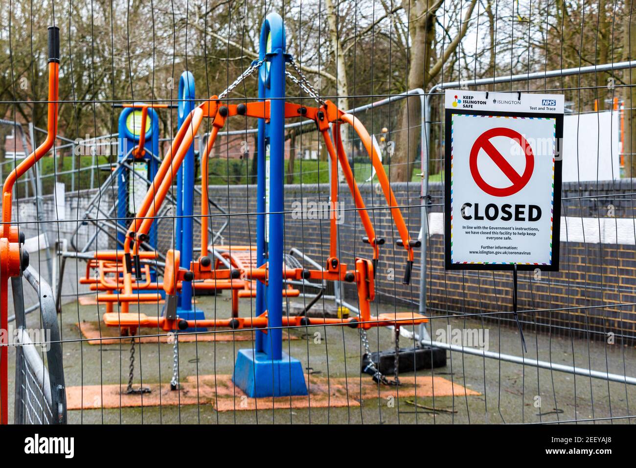 Palestra pubblica all'aperto, chiusa in linea con le istruzioni del governo, durante il terzo blocco della pandemia del coronavirus, Elthorne Park, Islington, Londra, Regno Unito Foto Stock