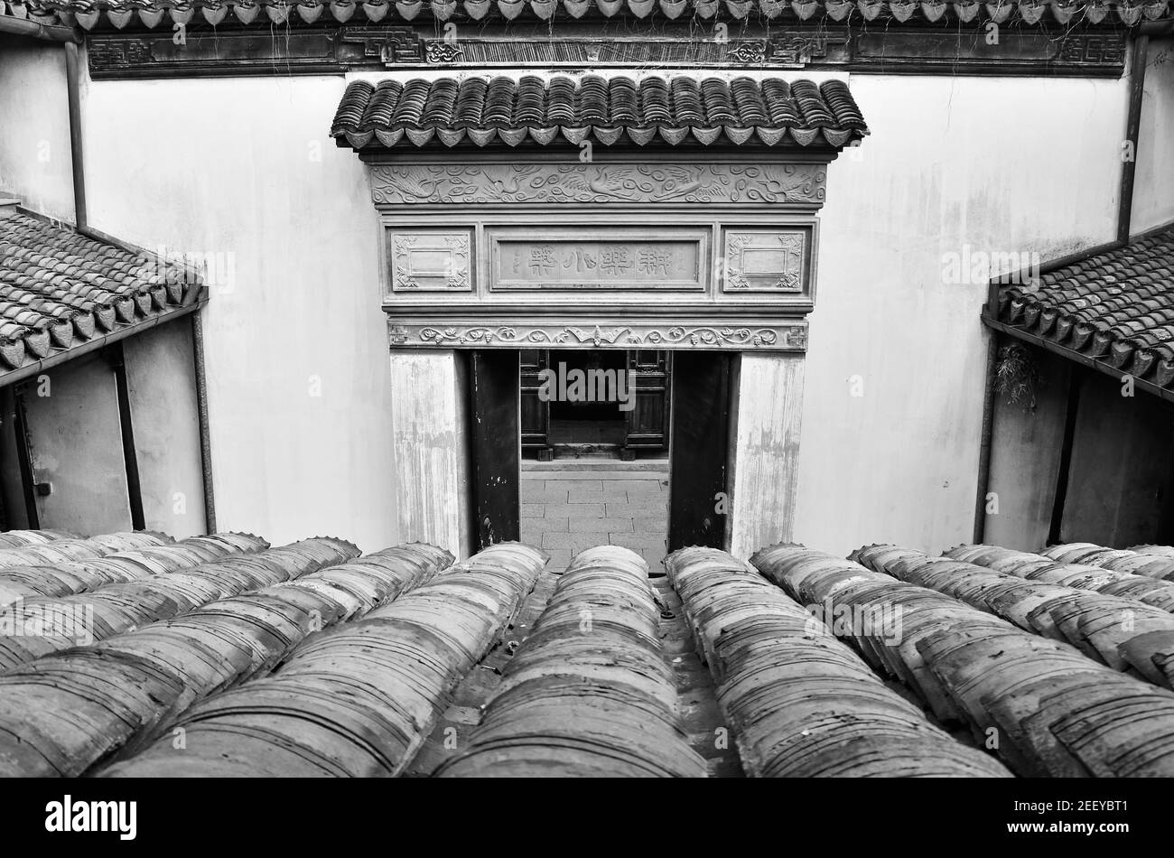 Vista ad alto angolo delle tegole del tetto e l'ingresso di un tempio a Tongli, Cina Foto Stock