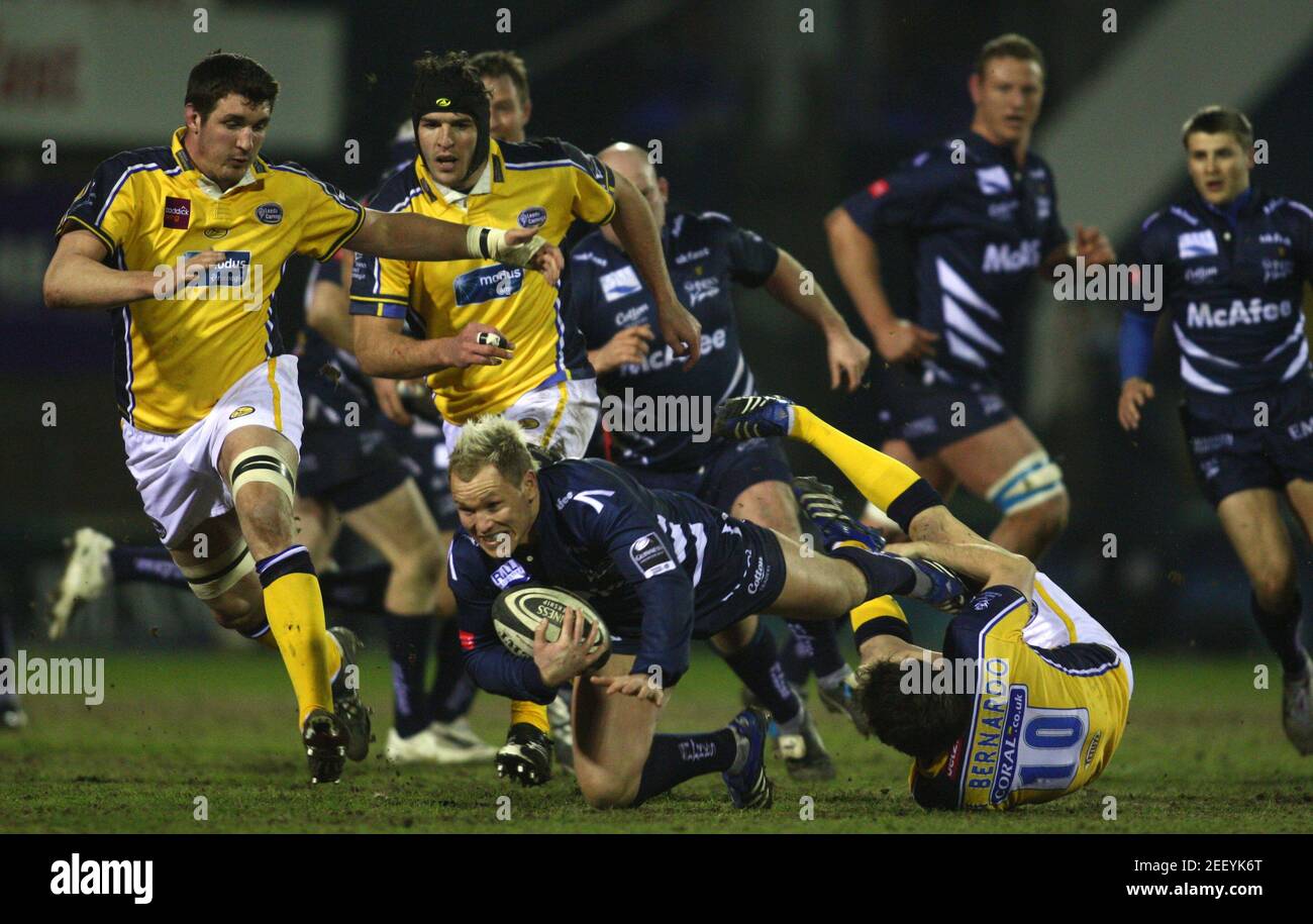 Rugby Union - sale Sharks v Leeds Carnegie Guinness Premiership - Edgeley Park - 15/2/08 sale's Lee Thomas (C) in azione con Alberto di Bernardo di Leeds (R) Mandatory Credit: Action Images / Jason Cairnduff Foto Stock