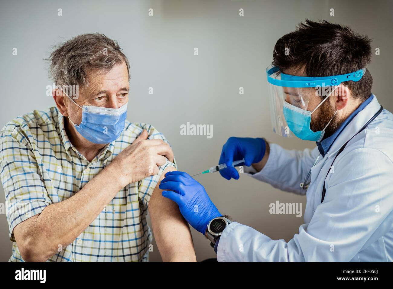 l'uomo anziano riceve il vaccino del coronavirus Foto Stock