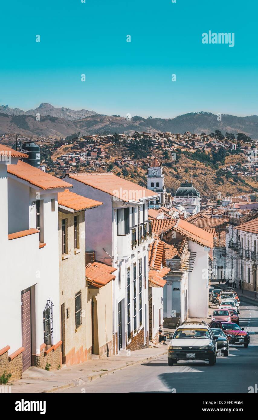 Scena urbana con case in stile coloniale e montagne sullo sfondo a Sucre, Bolivia. Sucre è la capitale costituzionale dello Stato Plurinazionale o Foto Stock