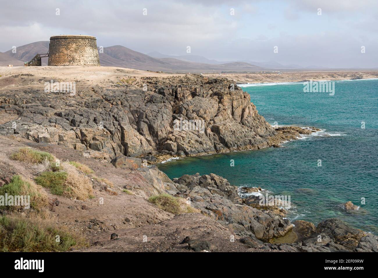 El Toston Castello sopra le scogliere sulla costa rocciosa di El Cotillo, Fuerteventura, Isole Canarie Foto Stock