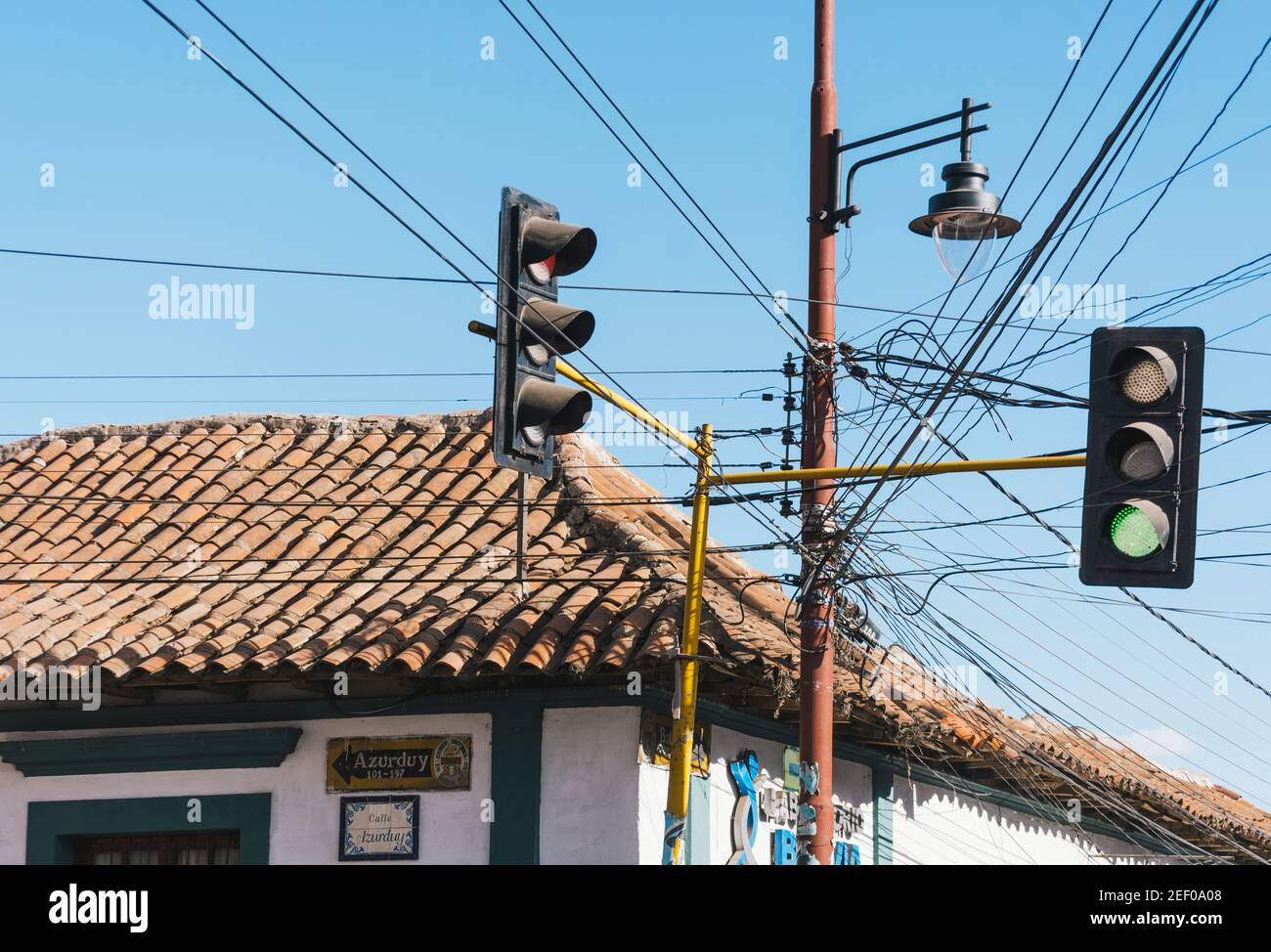 SUCRE, BOLIVIA - 19 LUGLIO 2016: Scena urbana con semafori e lampioni con molti fili nel centro storico di Sucre Bolivia. Situato in una valle Foto Stock