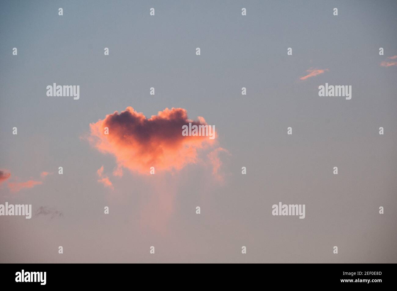 Nuvola rosa a forma di cuore nel cielo Foto Stock