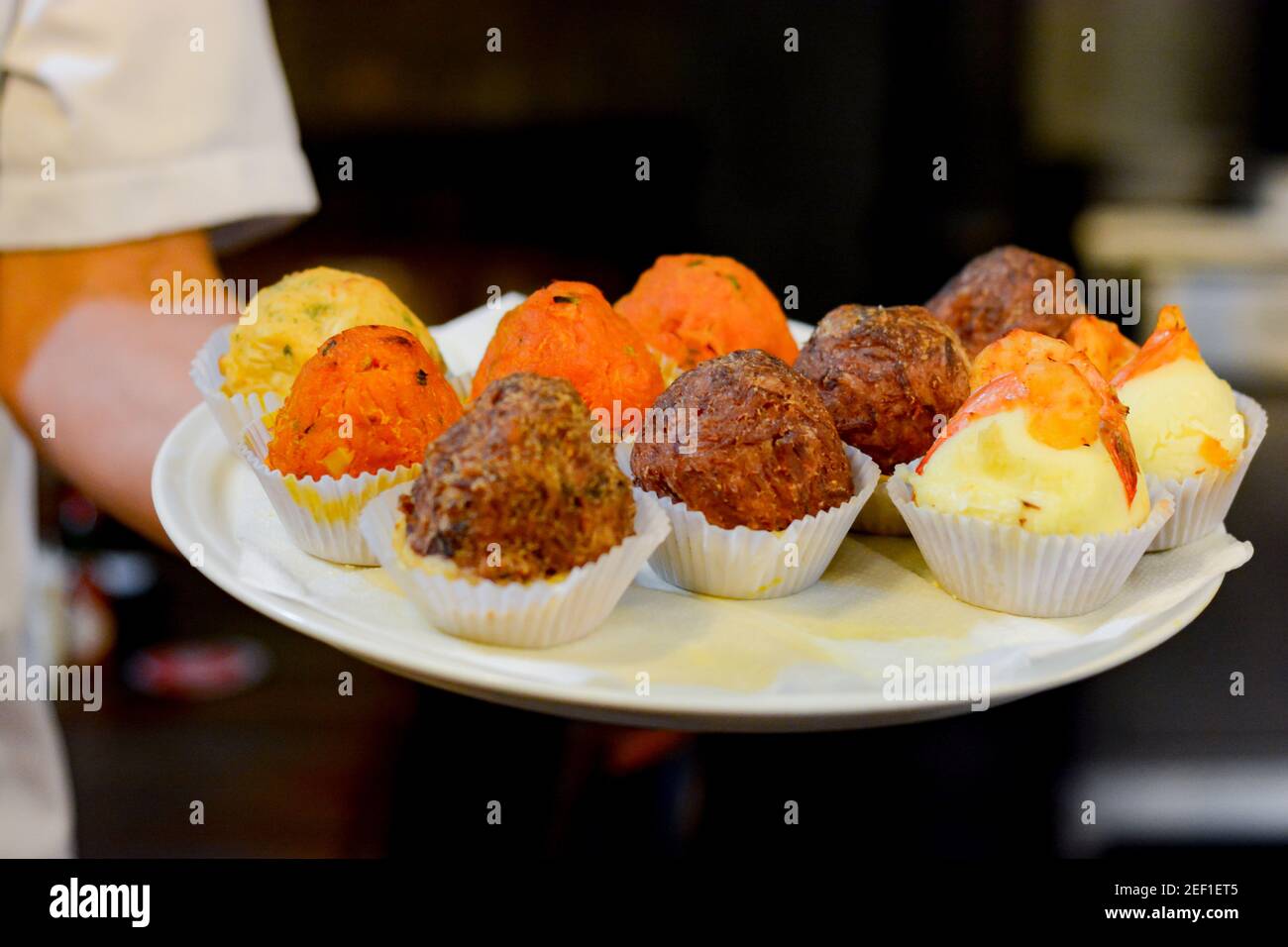 RIO DE JANEIRO, BRASILE - 3 GENNAIO 2020: Vassoio di antipasti noto come 'empada aberta' nel quartiere di Lapa Foto Stock