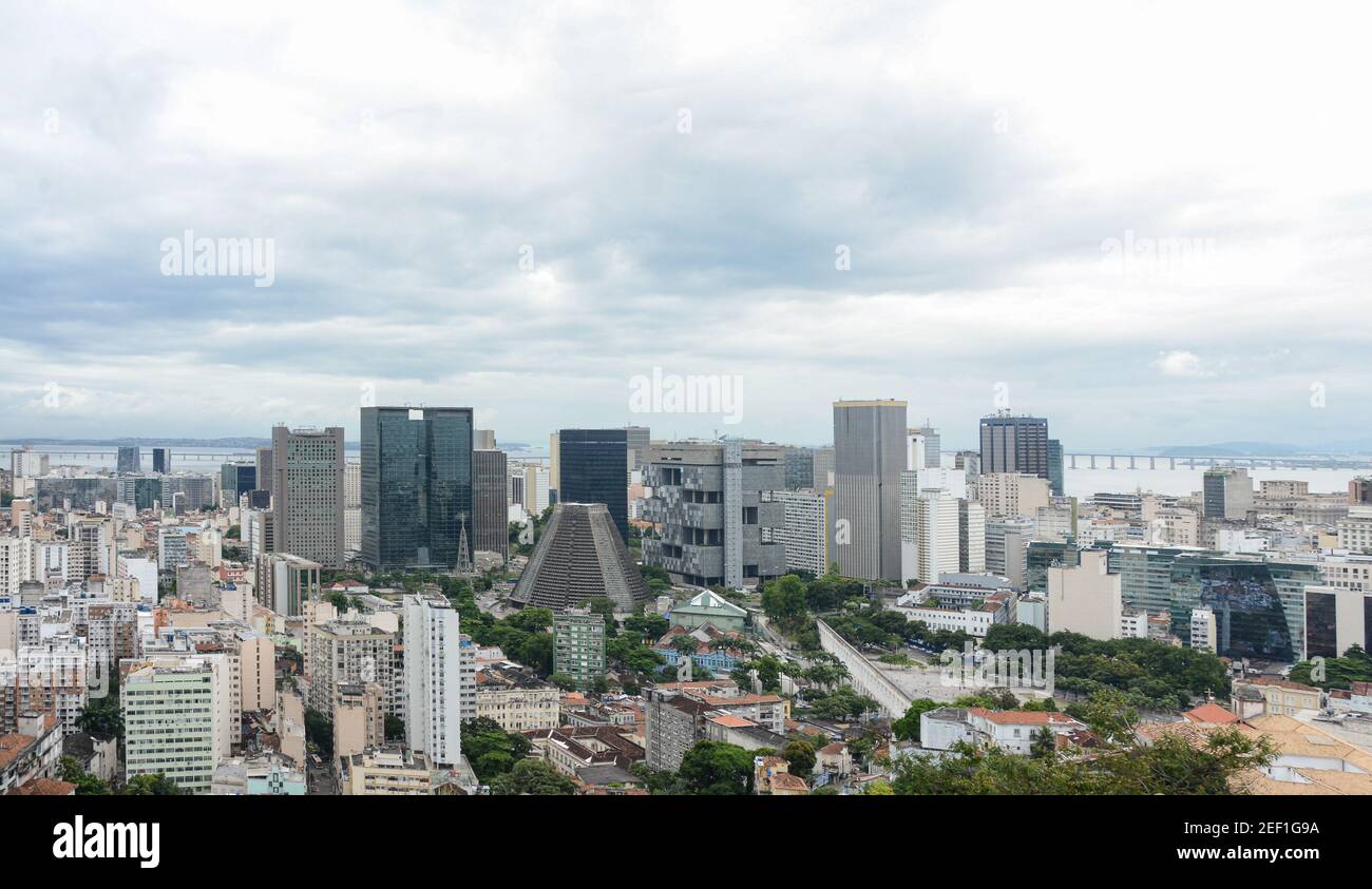RIO DE JANEIRO, BRASILE - 3 GENNAIO 2020: Vista panoramica del centro di Rio con importanti edifici come la Cattedrale Metropolitana, il quartiere Foto Stock