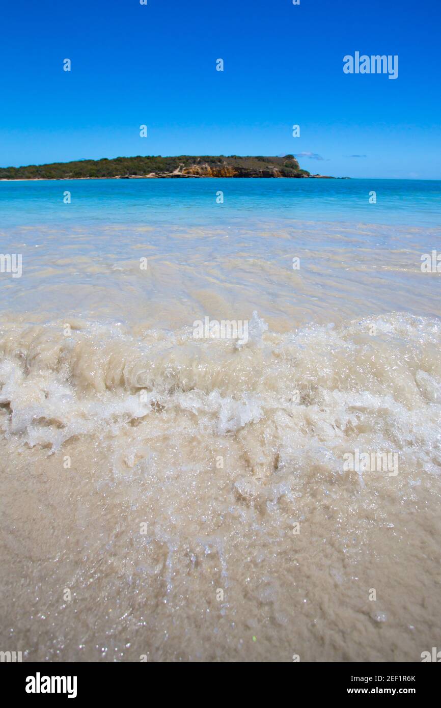 Idilliaca spiaggia con acque blu limpide, cielo blu e spiaggia sabbiosa vista da Puerto Rico Foto Stock