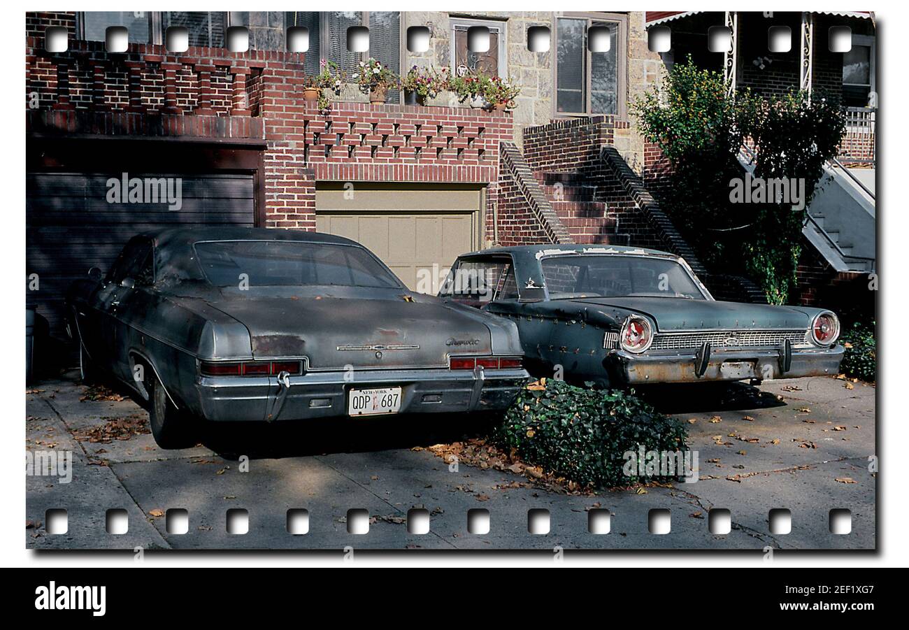Auto d'epoca parcheggiate in Queens, N.Y. vialetti Foto Stock