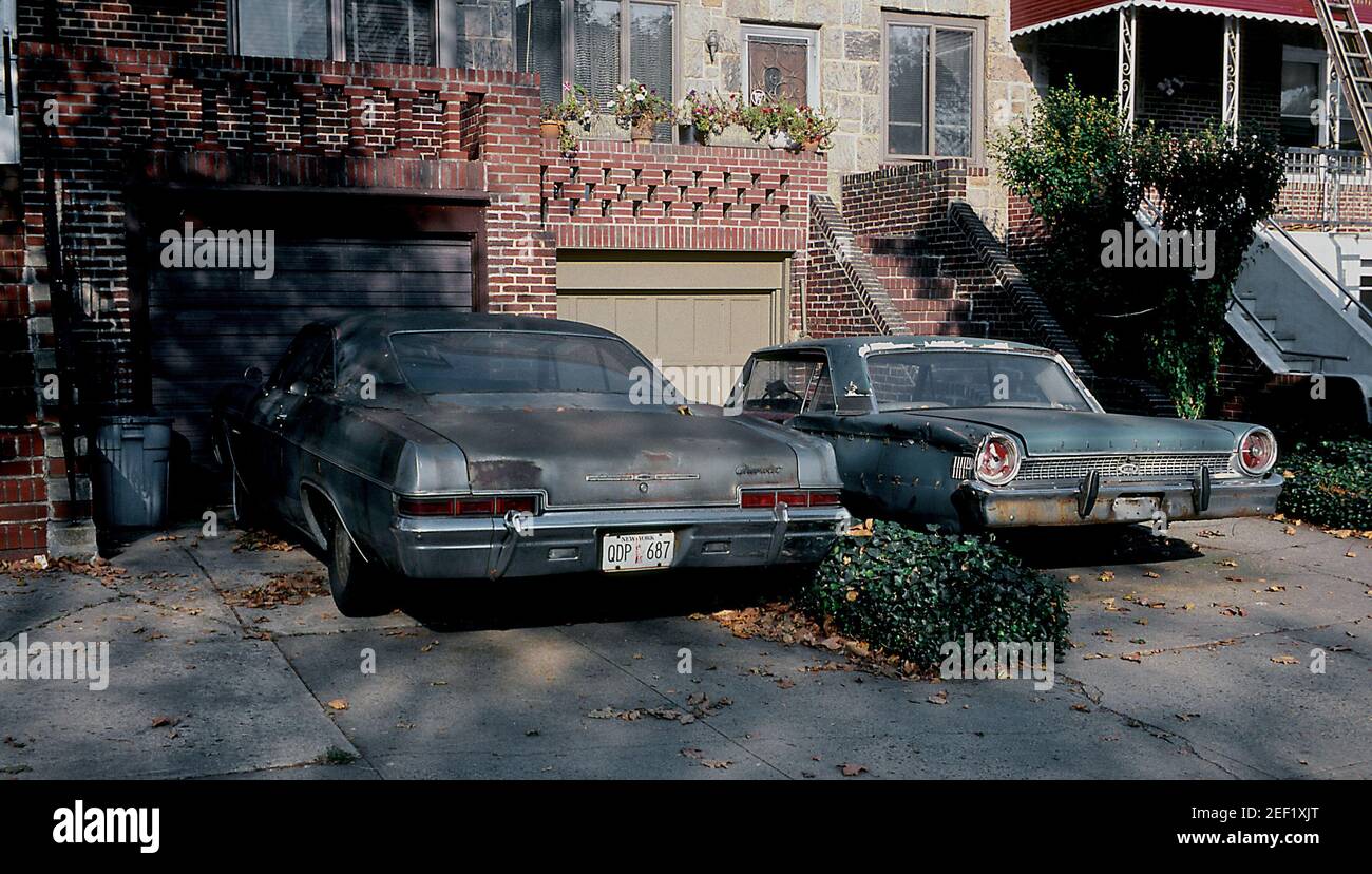 Auto d'epoca parcheggiate in Queens, N.Y. vialetti Foto Stock