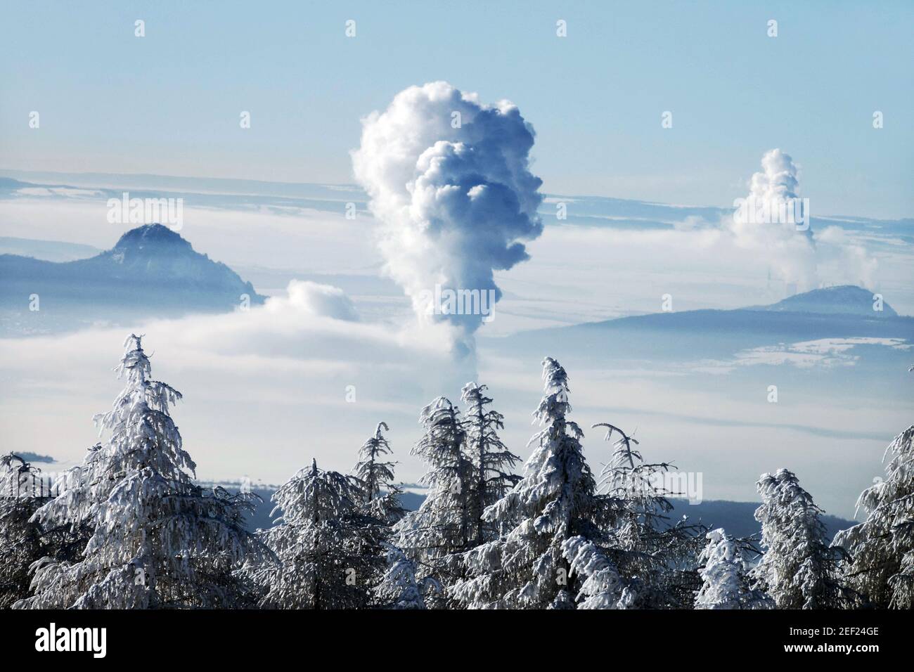 Vista aerea del paesaggio ceco dai monti ore verso la centrale elettrica di Ledvice, mattina nebbiosa Repubblica Ceca montagne ceche natura in inverno Foto Stock