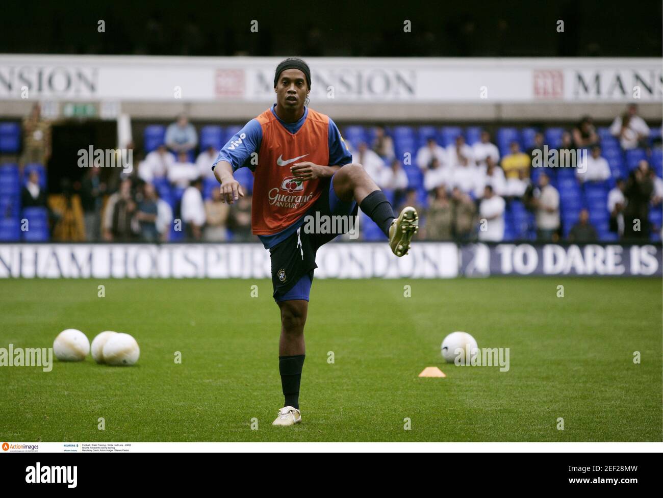 Calcio - Brasile formazione - White Hart Lane - 4/9/06 Brasile Ronaldinho  durante la formazione Mandatory Credit: Action Images / Steven Paston Foto  stock - Alamy