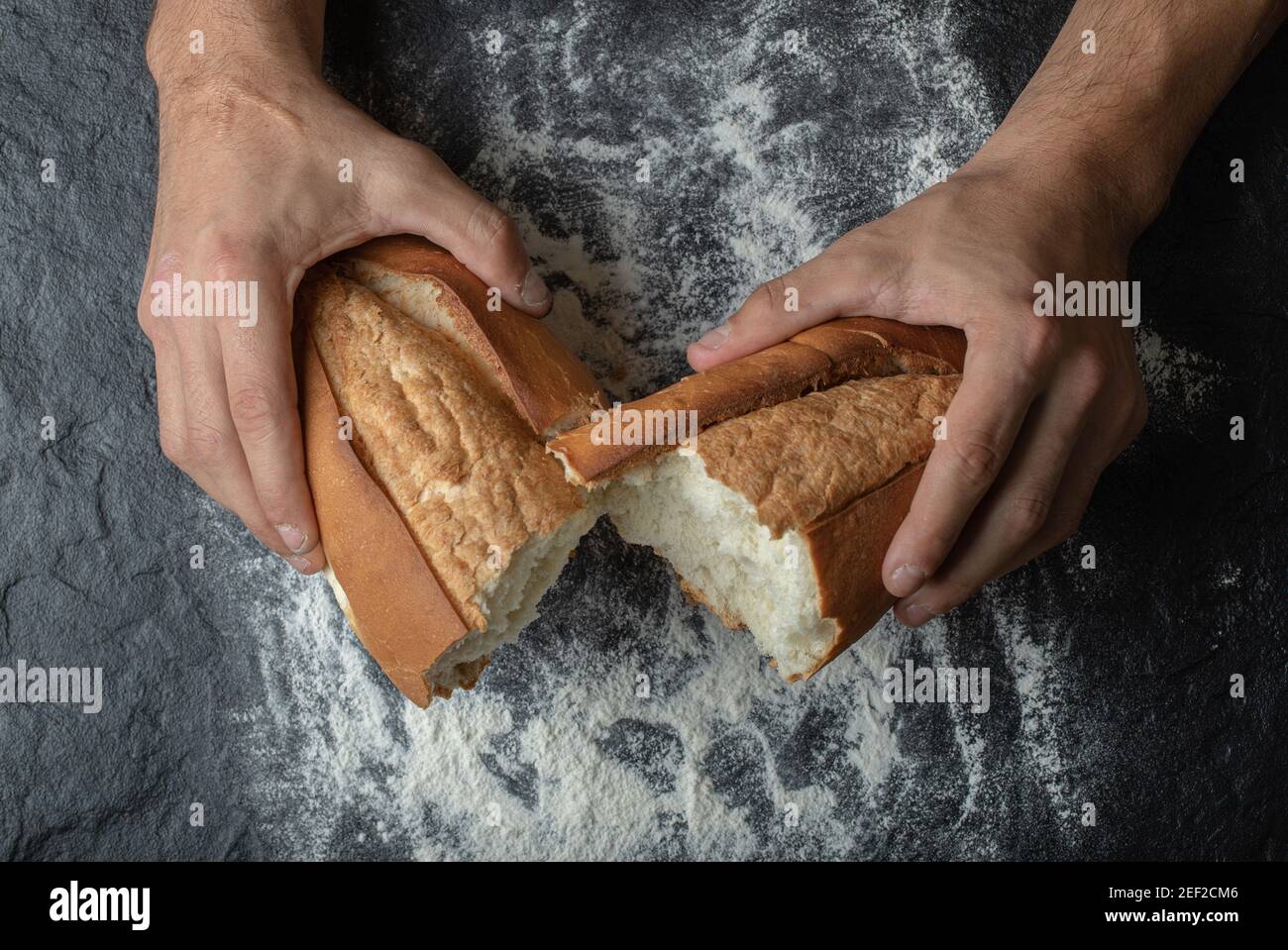 Mani che spezzano il pane immagini e fotografie stock ad alta risoluzione -  Alamy