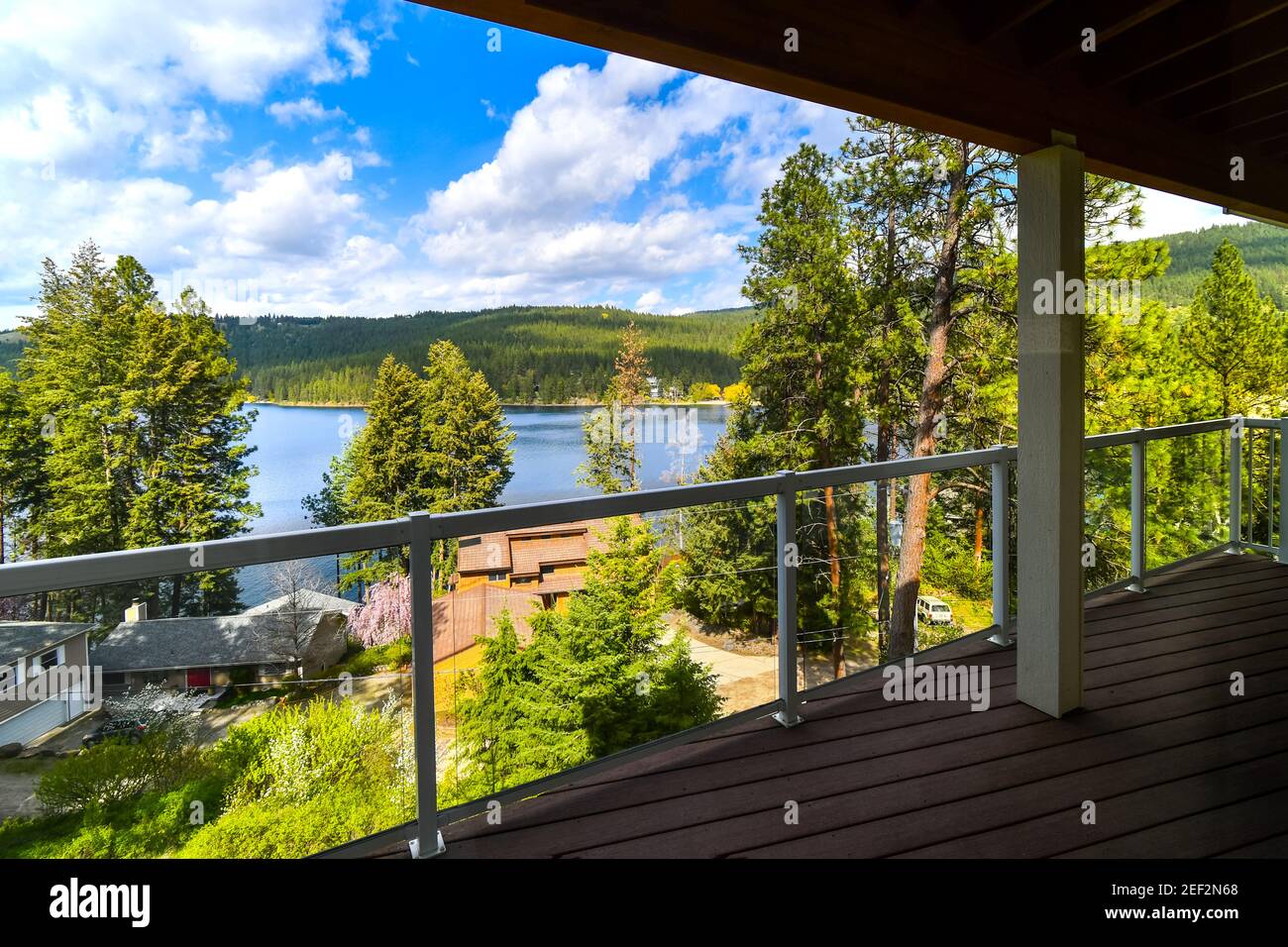 Vista sul lago Liberty e sulle montagne da una terrazza coperta di una casa di lusso nei pressi delle case di Liberty Lake, Washington, USA Foto Stock