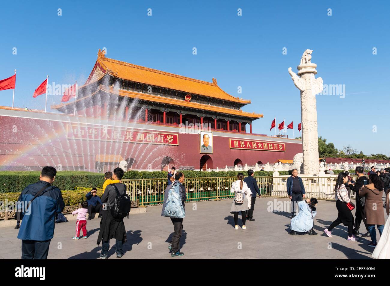 Pechino, Cina - Ottobre 24 2018: Visita turistica cinese alla porta della Pace celeste di fronte alla Città Proibita e alla Piazza Tiananmen a Pechino, Foto Stock