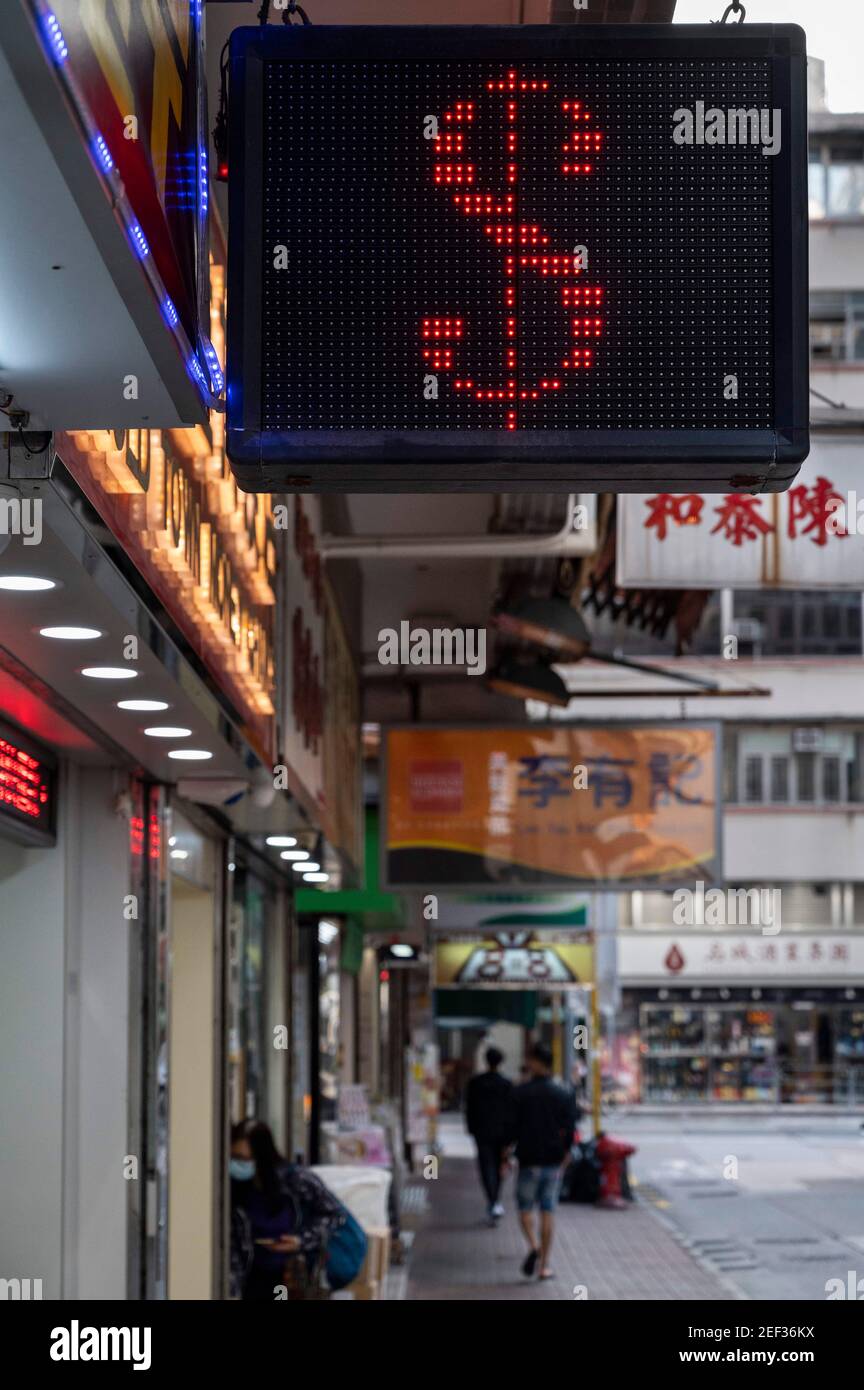 Hong Kong, Cina. 22 gennaio 2021. Il negozio di società di cambio valuta e cambio valuta visualizza l'icona del dollaro statunitense su uno schermo a Hong Kong. Credit: Budrul Chukrut/SOPA Images/ZUMA Wire/Alamy Live News Foto Stock