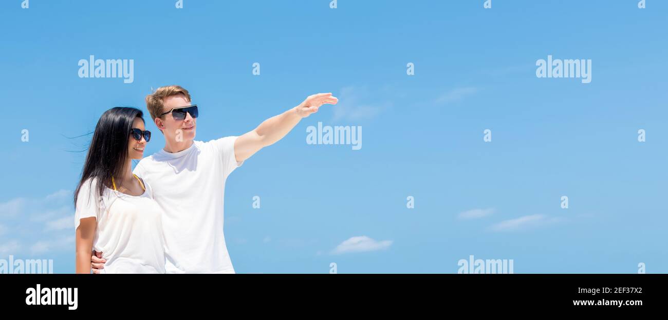 Coppia che guarda via in fresco estate cielo sfondo - panoramico banner con spazio per la copia Foto Stock