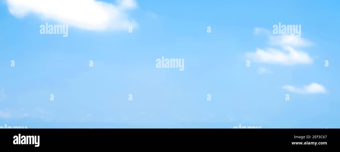 Cielo blu d'estate offuscato e nuvole - sfondo panoramico banner Foto Stock