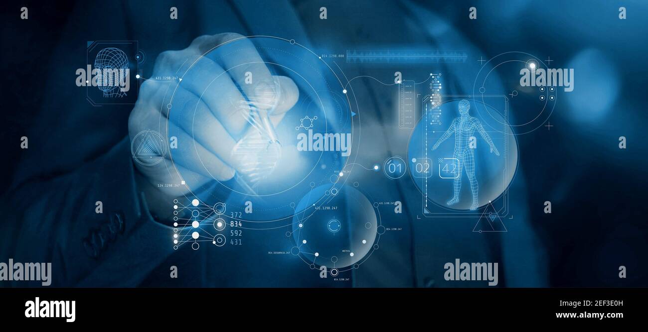 Un uomo lavora con i dati medici nella realtà aumentata. Foto Stock