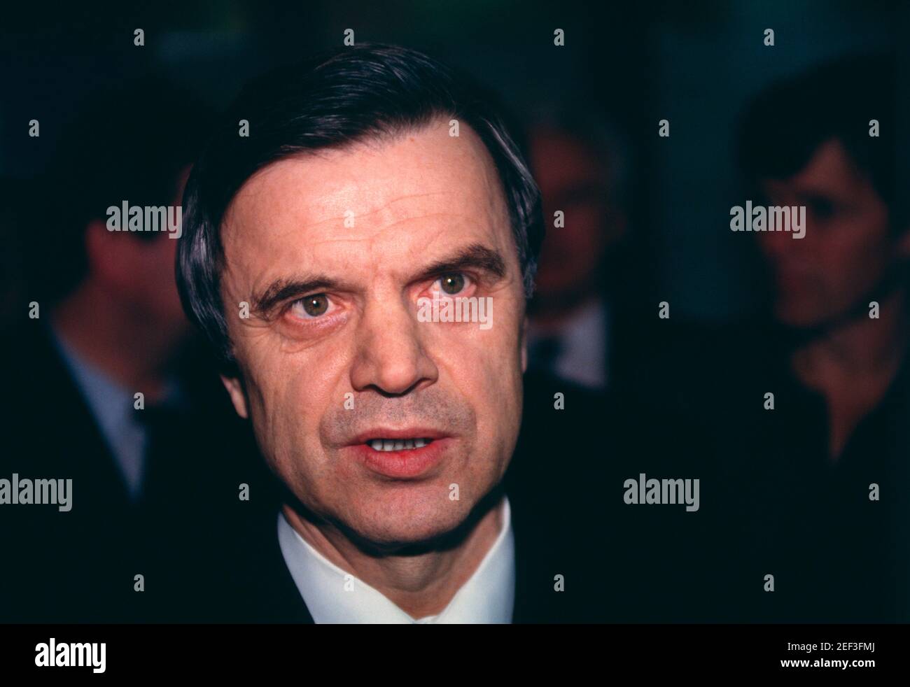 1993 crisi costituzionale russa. Russan Khasbulatov, presidente del Parlamento russo o Soviet supremo nel 1993, parla con i giornalisti in un corridoio a tarda sera all'interno della Casa Bianca russa, il 22 settembre 1993. Foto Stock