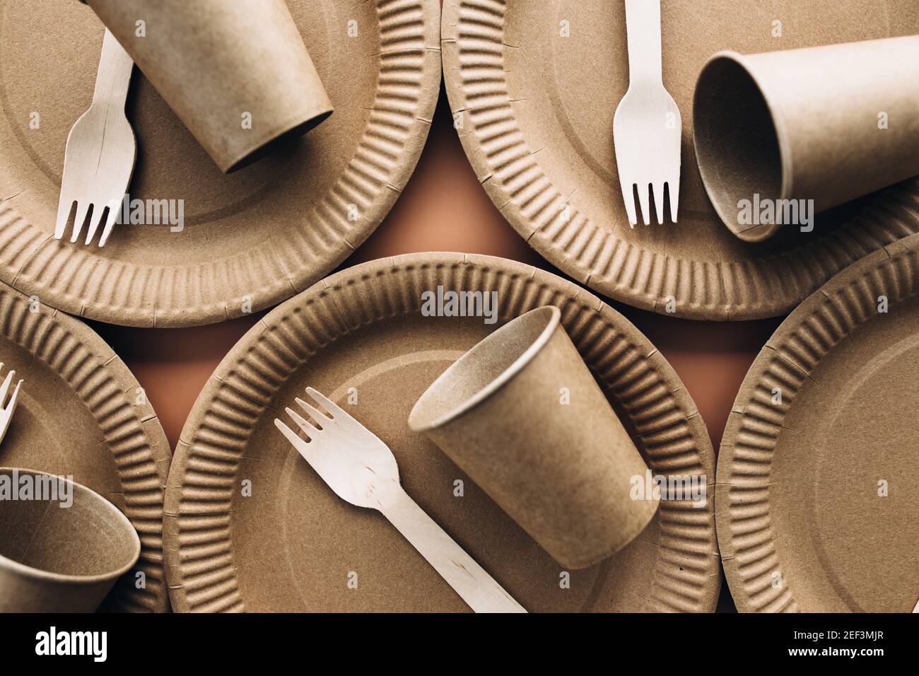 Vari imballaggi in carta kraft eco-compatibili, forchetta, tazza e piastra, contenitori per cibo da asporto. Zero rifiuti e riciclaggio concetto. Foto di alta qualità Foto Stock