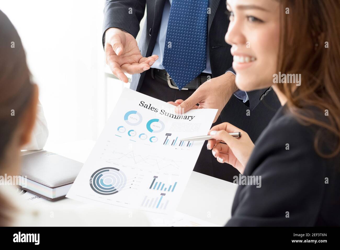 Persone aziendali che discutono dei dati del grafico Riepilogo vendite durante la riunione Foto Stock