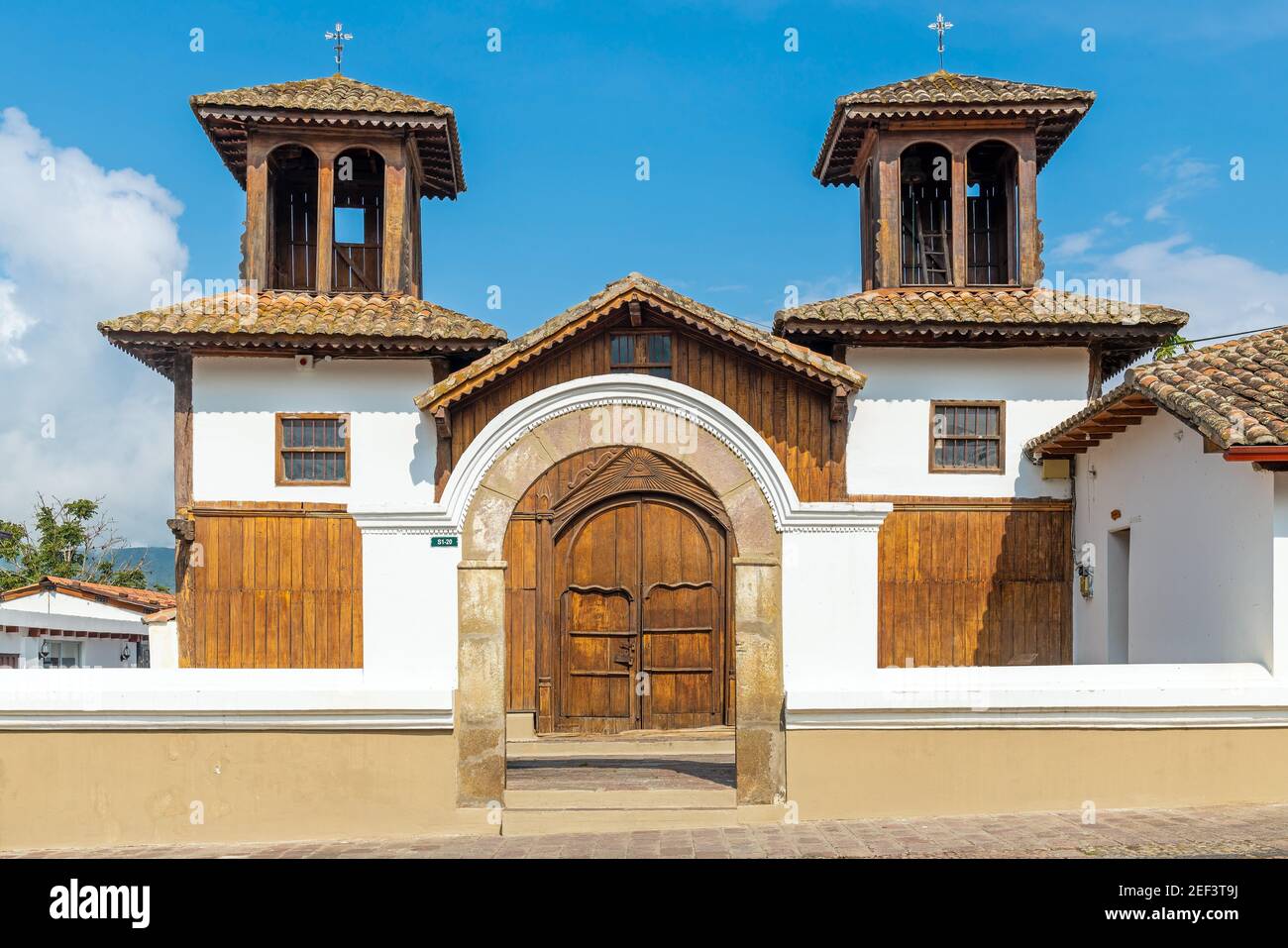 Chiesa facciata della piccola città Perucho vicino Quito, Ecuador. Foto Stock