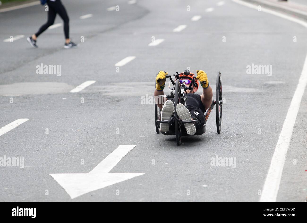 Coruna-Spagna. Ciclista paraplegico in gara su una bicicletta adattata con la strada il 27 dicembre 2017 Foto Stock