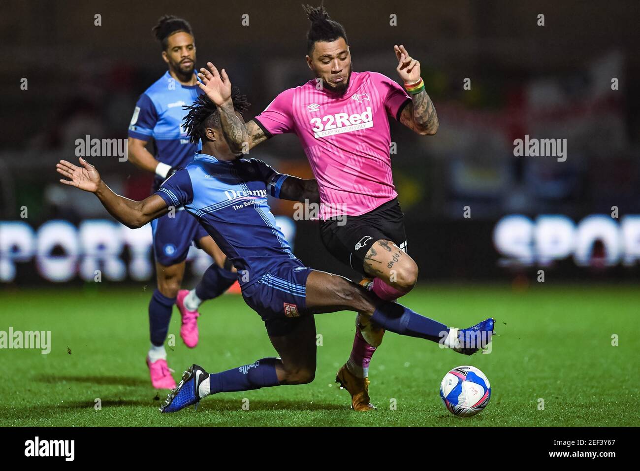 High Wycombe, Regno Unito. 16 Feb 2021. Anthony Stewart 5 of Wycombe Wanderers Slide Tackles Colin Kazim-Richards n° 13 della Derby County ad High Wycombe, Regno Unito il 16/2021. (Foto di Phil Westlake/News Images/Sipa USA) Credit: Sipa USA/Alamy Live News Foto Stock