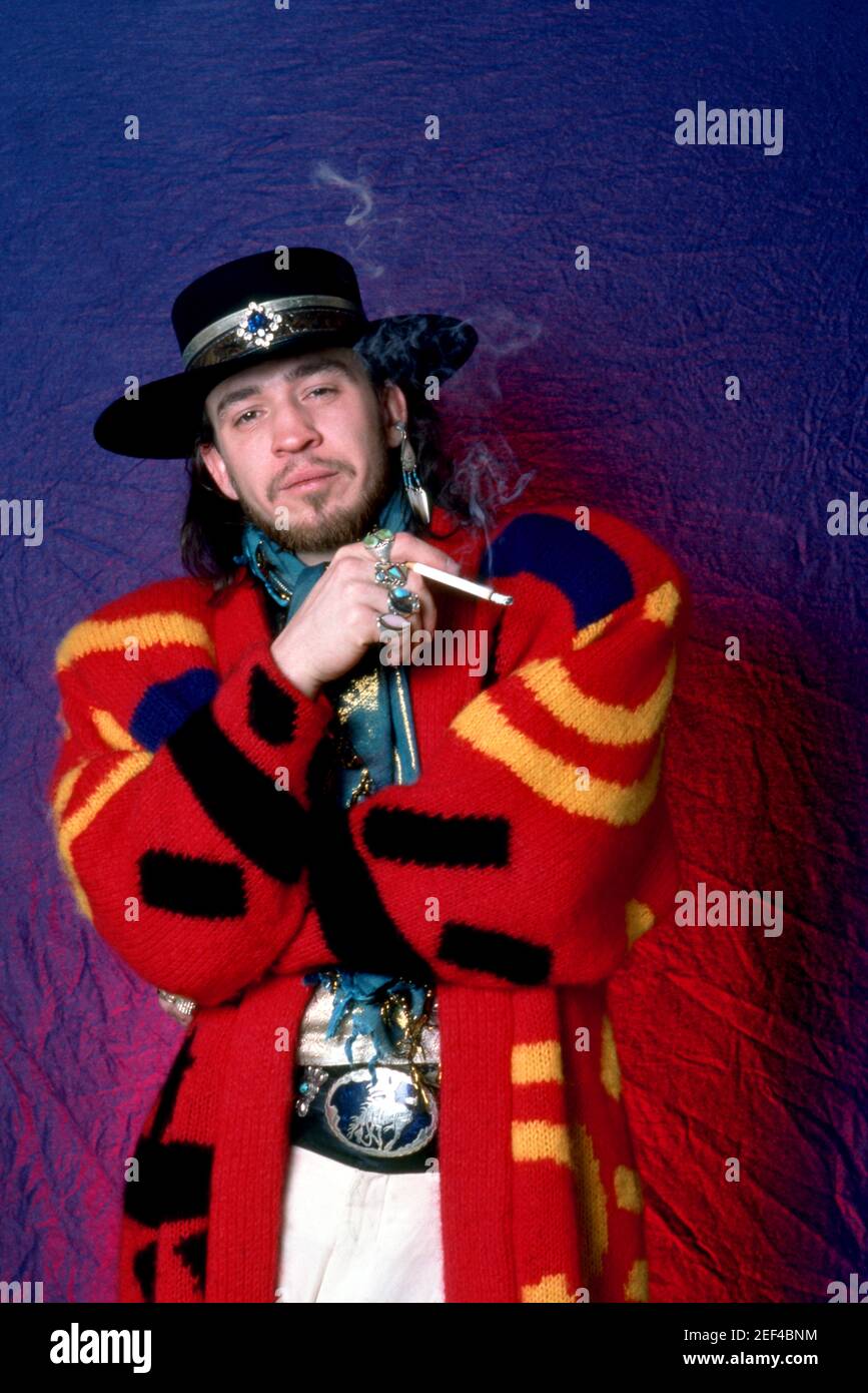 ANN ARBOR, MI - SETTEMBRE 27: Musicista americano e cantante Stevie Ray Vaughan (1954-1990) del gruppo Stevie Ray Vaughan e Double Trouble, pone per un ritratto in studio il 27 settembre 1985 presso l'Hill Auditorium di Ann Arbor, Michigan. Credit: Ross Marino Archive / MediaPunch Foto Stock