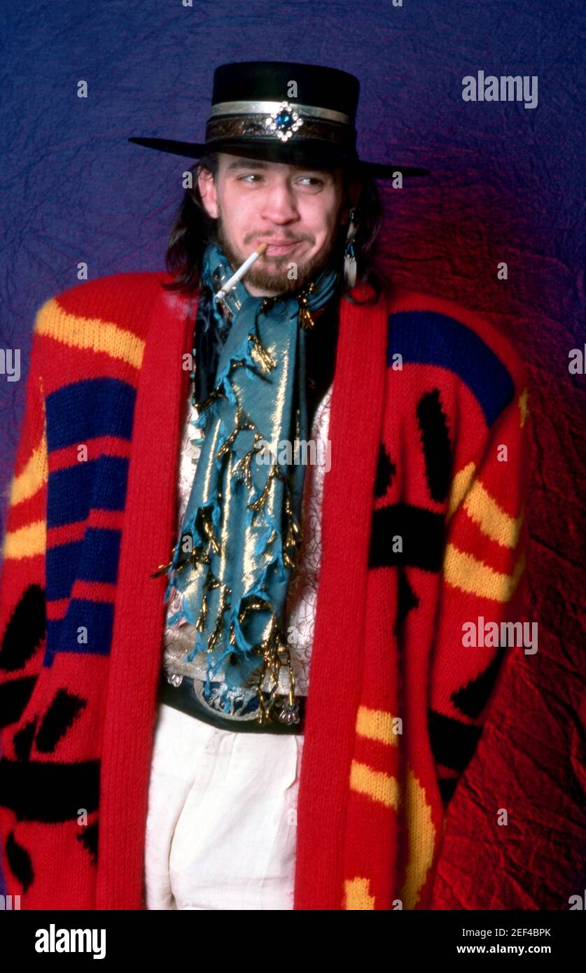 ANN ARBOR, MI - SETTEMBRE 27: Musicista americano e cantante Stevie Ray Vaughan (1954-1990) del gruppo Stevie Ray Vaughan e Double Trouble, pone per un ritratto in studio il 27 settembre 1985 presso l'Hill Auditorium di Ann Arbor, Michigan. Credit: Ross Marino Archive / MediaPunch Foto Stock