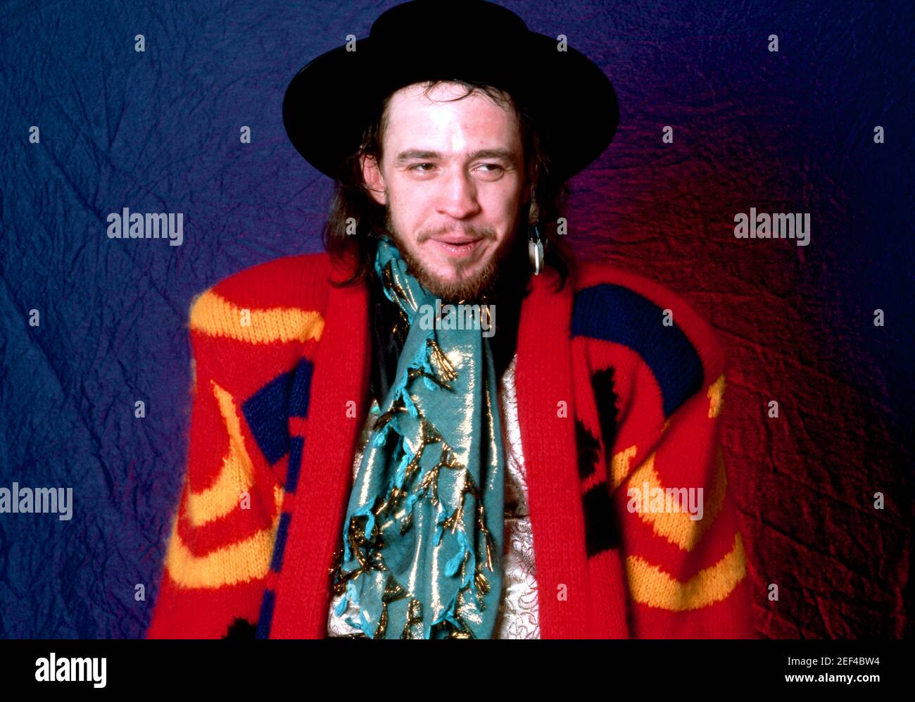 ANN ARBOR, MI - SETTEMBRE 27: Musicista americano e cantante Stevie Ray Vaughan (1954-1990) del gruppo Stevie Ray Vaughan e Double Trouble, pone per un ritratto in studio il 27 settembre 1985 presso l'Hill Auditorium di Ann Arbor, Michigan. Credit: Ross Marino Archive / MediaPunch Foto Stock